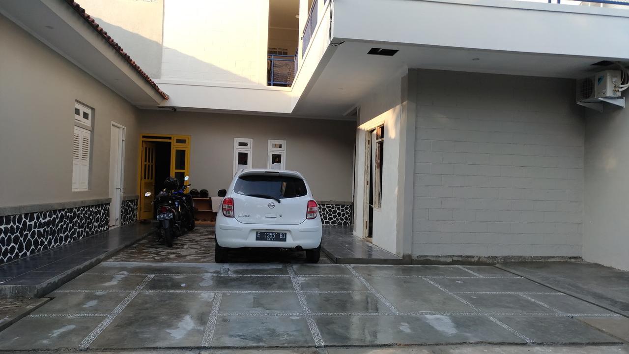 Roemah Kesambi Hotel จิเรบอน ภายนอก รูปภาพ